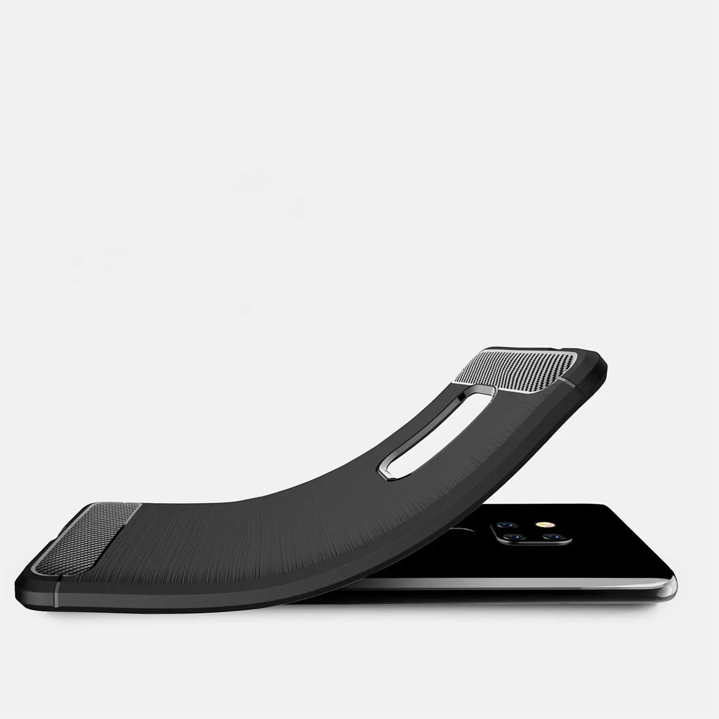 Schwarze Carbon-Hülle, gebogen, auf Huawei Mate 20 liegend, Seitenansicht.