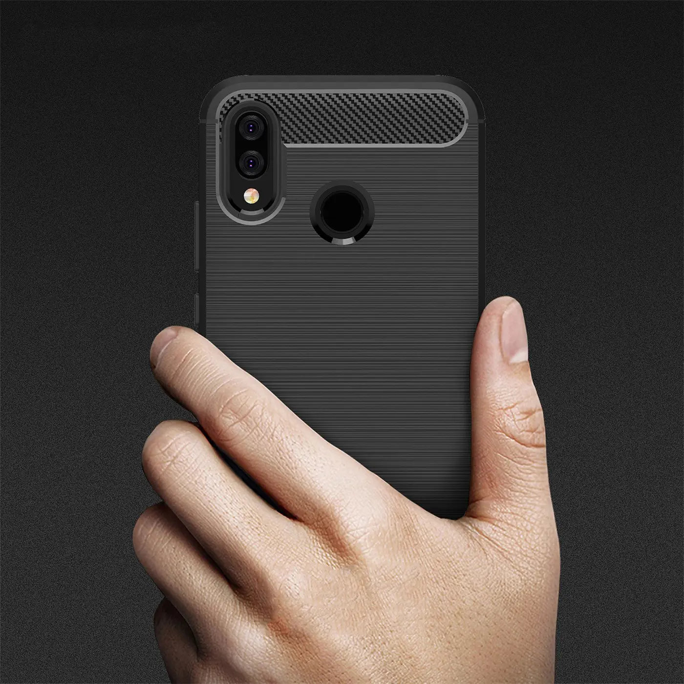 Schwarze Carbon-Hülle mit gebürsteter Textur, Rückansicht eines Huawei P20 Lite.