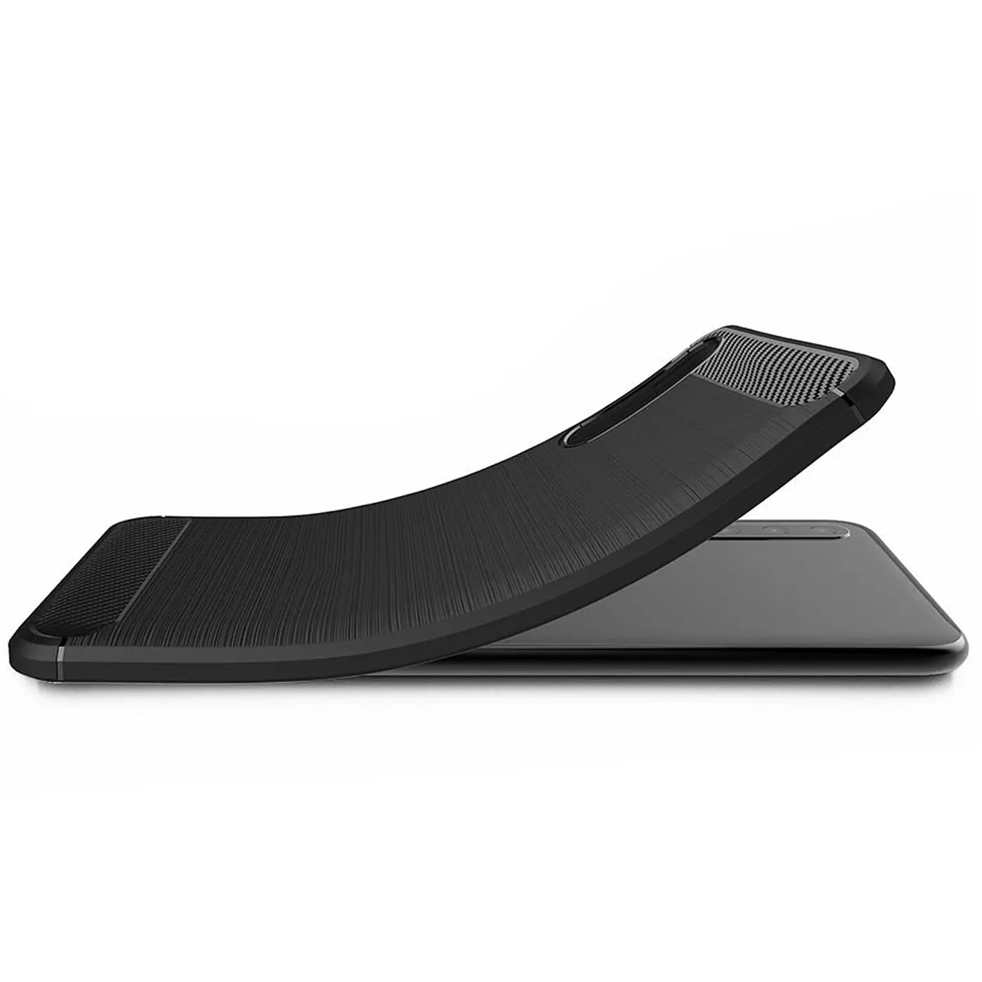 Schwarze Carbon-Hülle, gebogen, über Huawei P20 Pro, Seitenansicht.