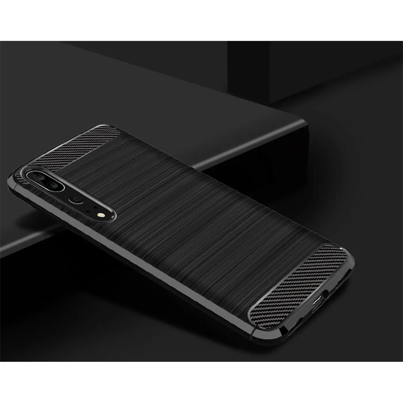 Schwarze Carbon-Hülle für Huawei P20 Pro, von oben rechts, mit Holzmaserung und Karbonmuster.
