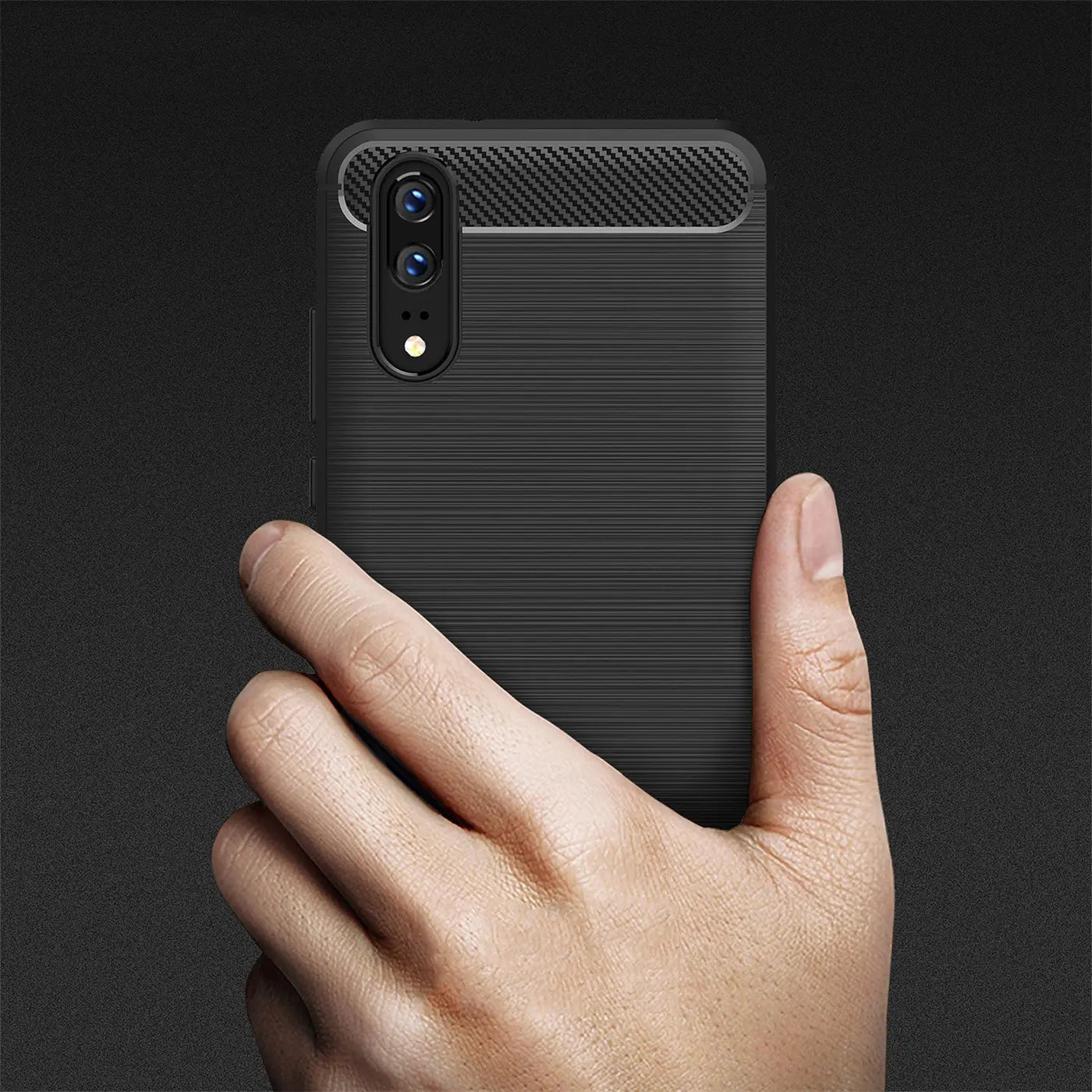 Schwarze Carbon-Hülle mit gebürsteter Textur, von vorne gezeigt, hält ein Huawei P20 Pro.