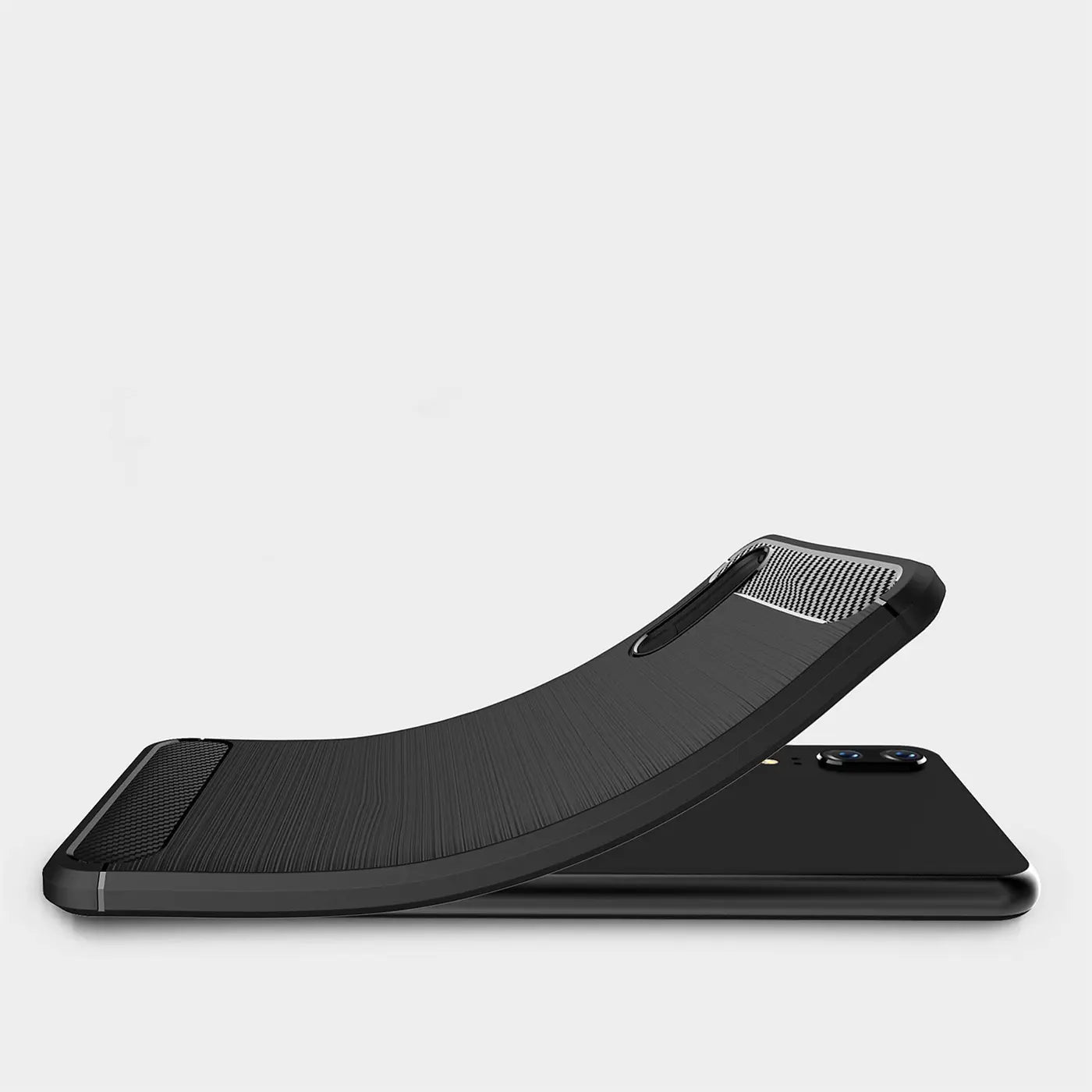 Schwarze Carbon-Hülle mit gebürsteter Textur, seitliche Ansicht, auf Huawei P20 liegend.