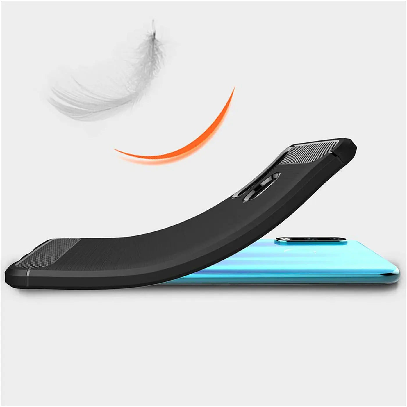 Schwarze Carbon-Hülle, Seitenansicht, auf blauem Huawei P30 Lite liegend.