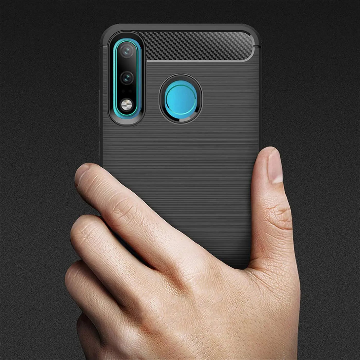 Dunkelgraue Carbon-Hülle mit gebürsteter Textur, Rückansicht, Huawei P30 Lite erkennbar.