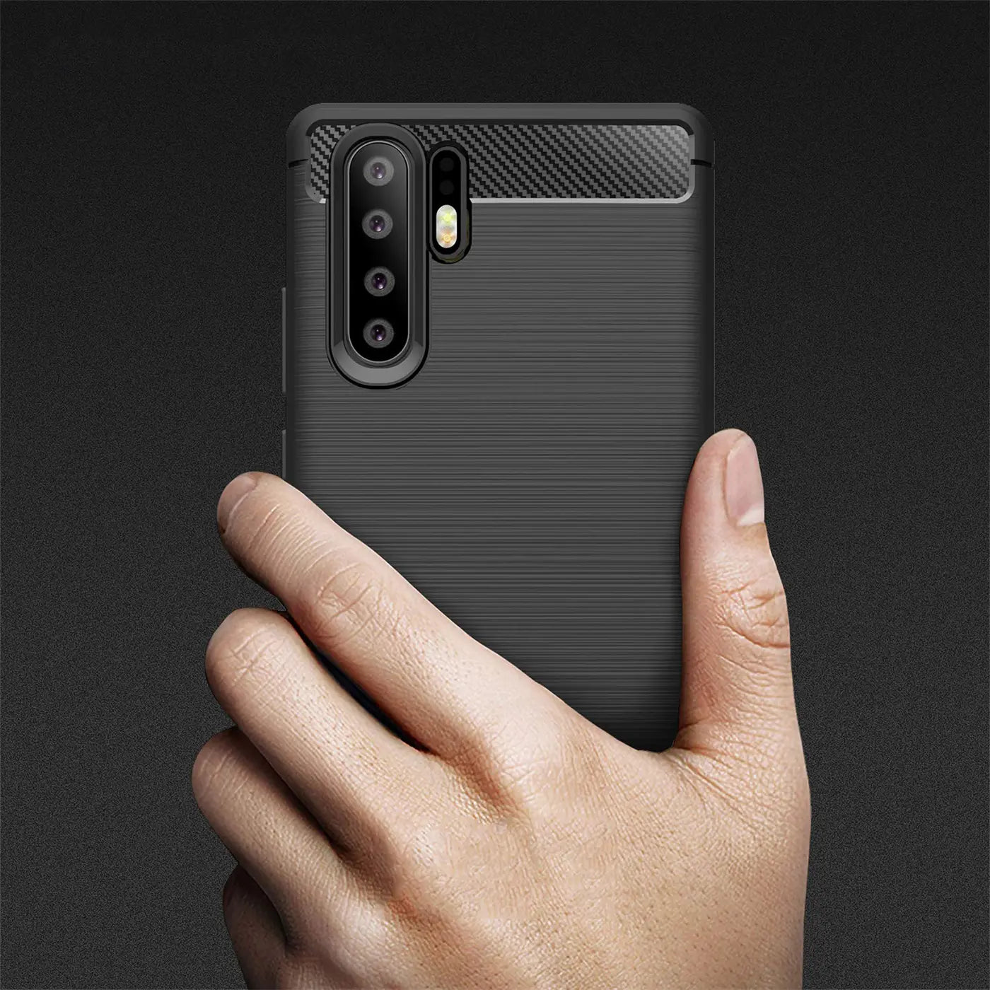 Schwarze Carbon-Hülle mit gebürsteter Textur, von hinten, auf Huawei P30 Pro.