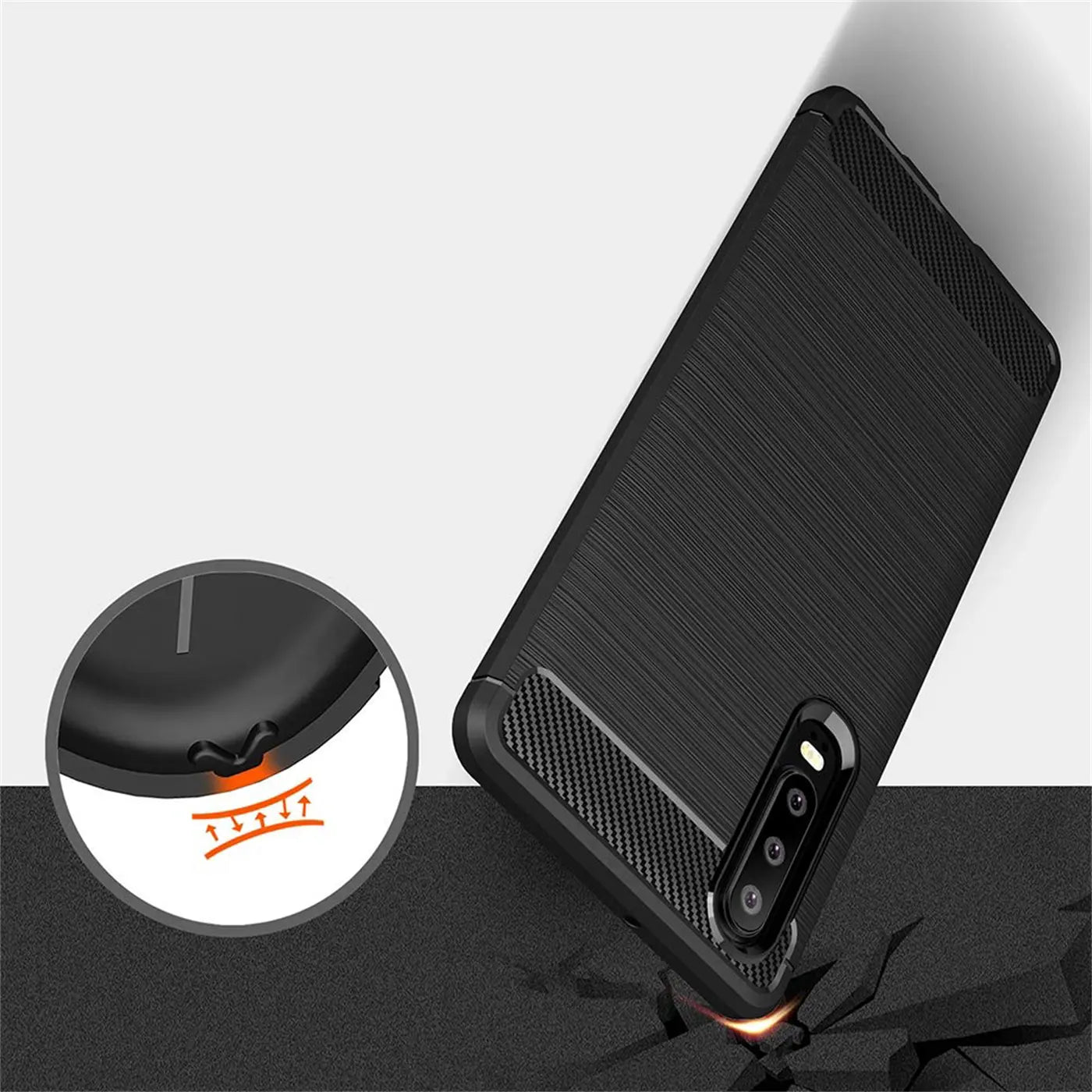 Schwarze Carbon-Hülle für Huawei P30, von schräg oben, mit Stoßschutz-Detail.