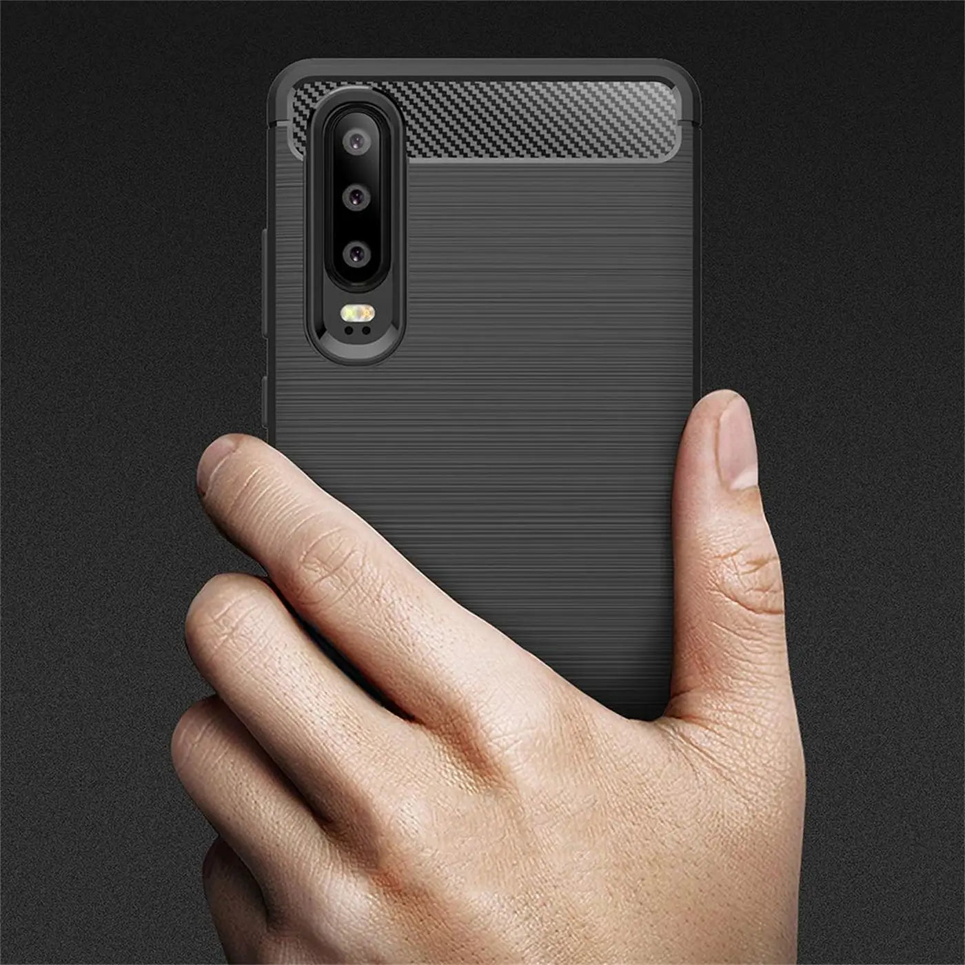 Schwarze Carbon-Hülle für Huawei P30, von hinten, Nahaufnahme.