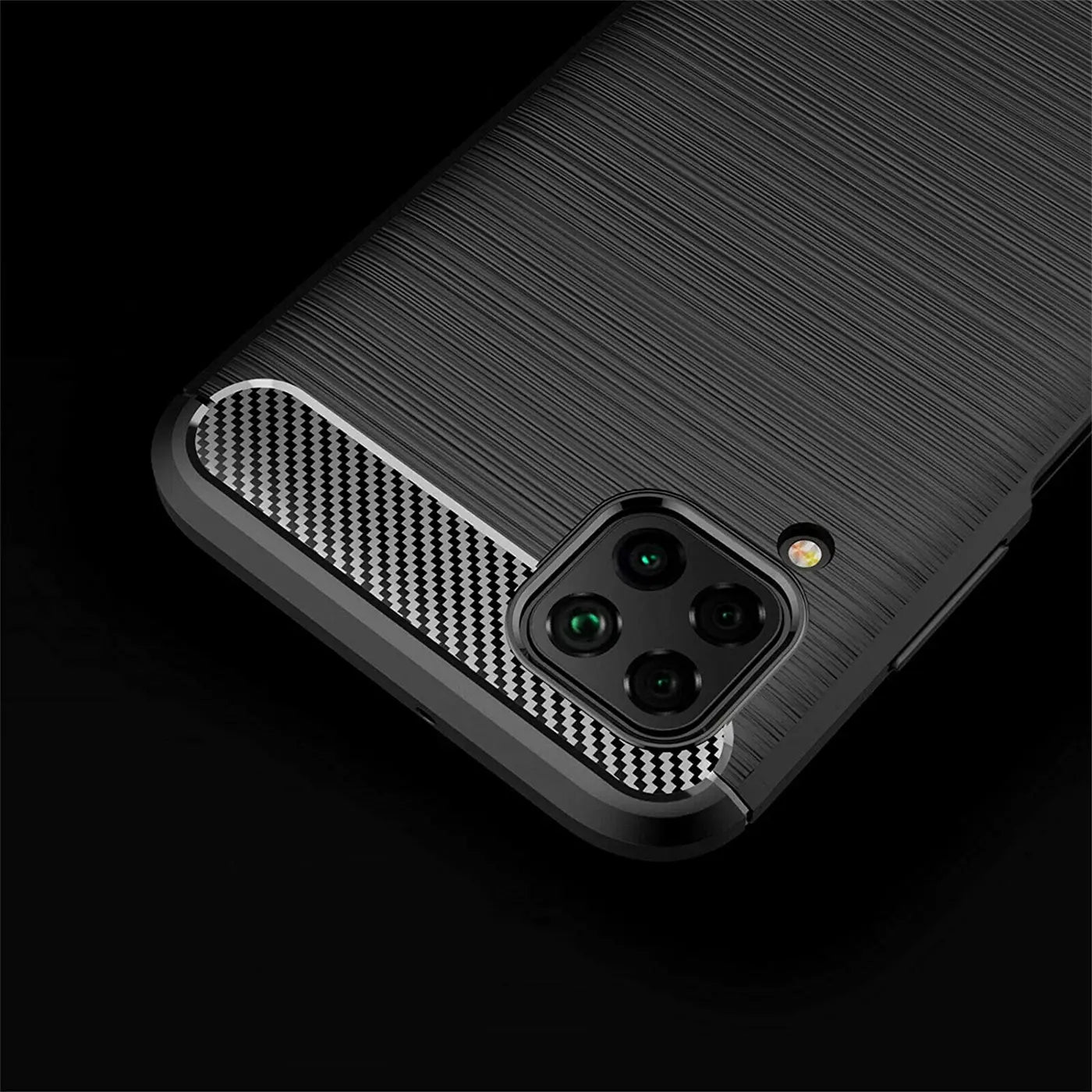 Schwarze Carbon-Hülle mit gebürsteter Textur, Nahaufnahme der Kamera, Huawei P40 Lite.