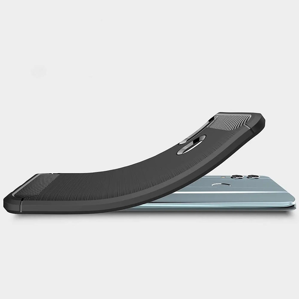 Schwarze Carbon-Hülle liegt auf einem hellblauen Smartphone, Seitenansicht.