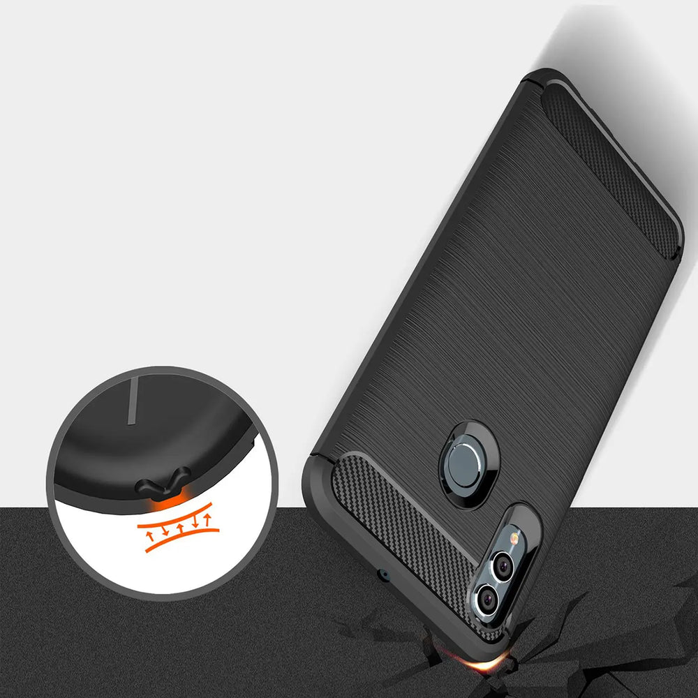 Schwarze Carbon-Hülle, Rückansicht, Huawei P Smart 2019 mit Stoßschutz-Detail.