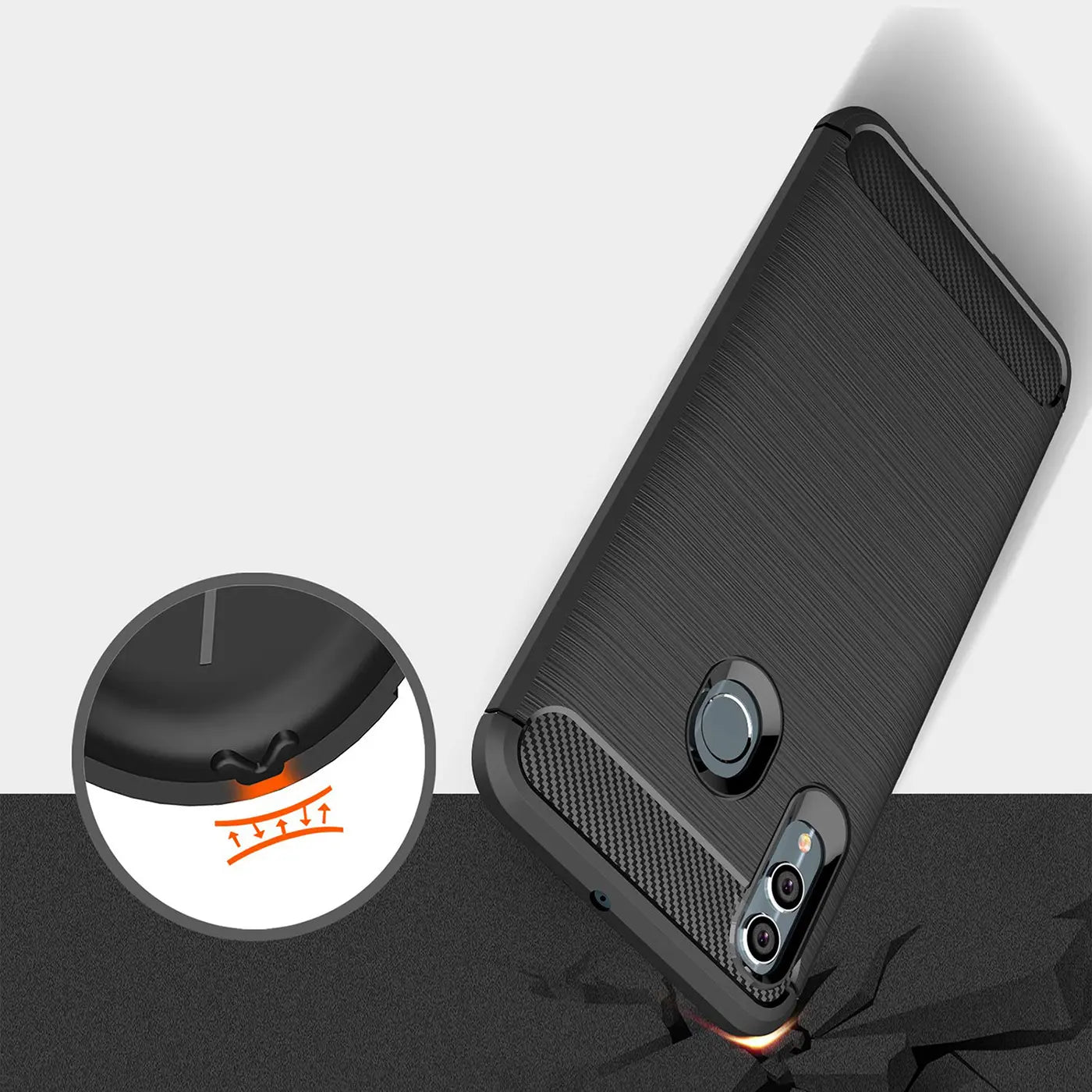 Schwarze Carbon-Hülle, Rückansicht, Huawei P Smart 2019 mit Stoßschutz-Detail.