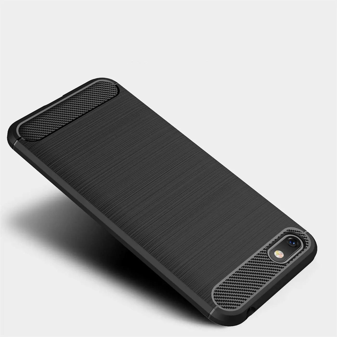 Schwarze Carbon-Hülle für Huawei Y5 2018, von schräg oben, Rückseite mit Kameraaussparung.