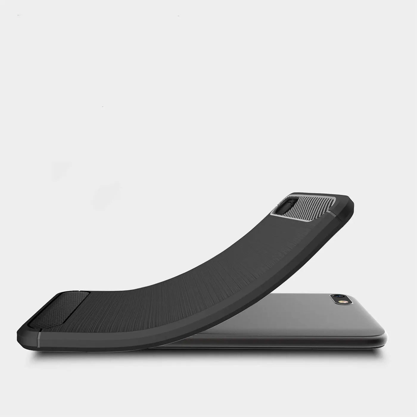 Schwarze Carbon-Hülle, gebogen, über Huawei Y5 2018, Seitenansicht.