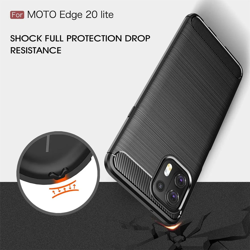 Schwarze Carbon-Hülle für Motorola Edge 20 Lite, von schräg oben, stoßfest.
