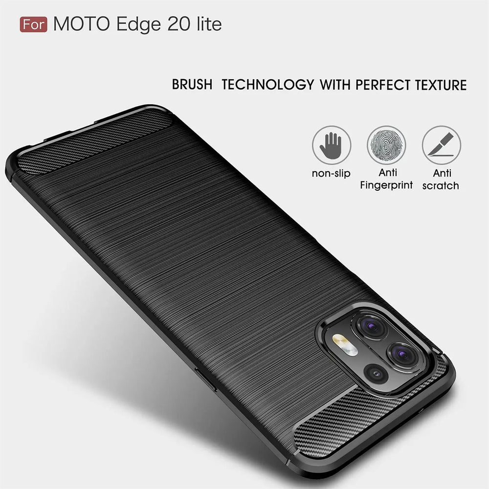 Schwarze Carbon-Hülle für Motorola Edge 20 Lite, von schräg oben fotografiert.