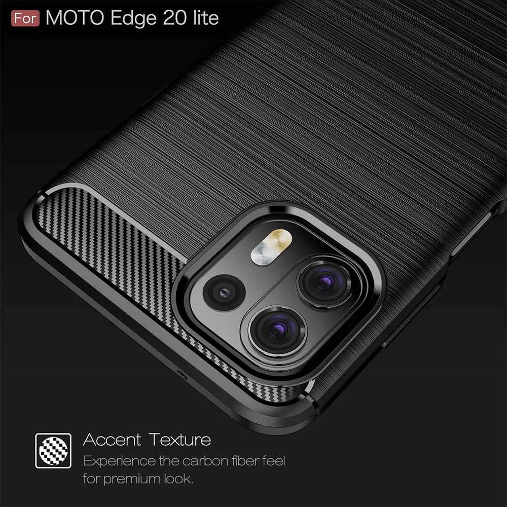 Schwarze Carbon-Hülle mit gebürsteter Textur, Nahaufnahme der Kamera, für Motorola Edge 20 Lite.