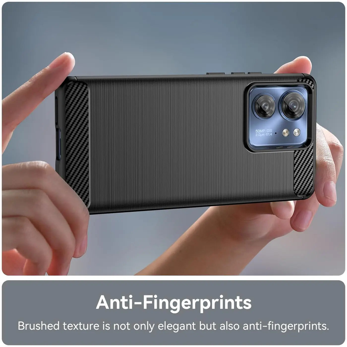 Dunkelgraue Carbon-Hülle mit gebürsteter Textur, von hinten auf einem Motorola Edge 40 gezeigt.