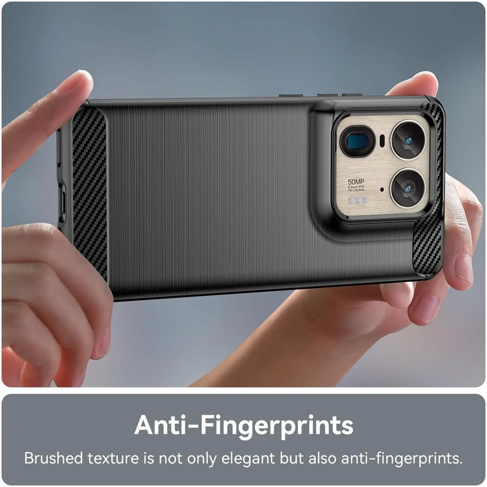 Dunkelgraue Carbon-Hülle mit Bürstenmuster, von hinten, zeigt Motorola Edge 50 Ultra Kamera
