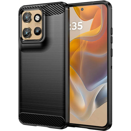 Schwarze Carbon-Hülle mit gebürsteter Textur, seitliche Ansicht, zeigt Motorola Edge 60 Neo.