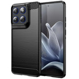 Schwarze Carbon-Hülle mit gebürsteter Oberfläche, von vorne/seitlich, zeigt Motorola Edge 70.
