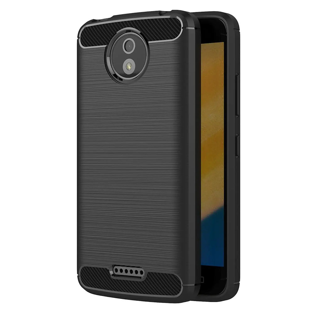 Schwarze Carbon-Hülle mit gebürsteter Oberfläche, von schräg hinten, zeigt Motorola Moto C Plus.