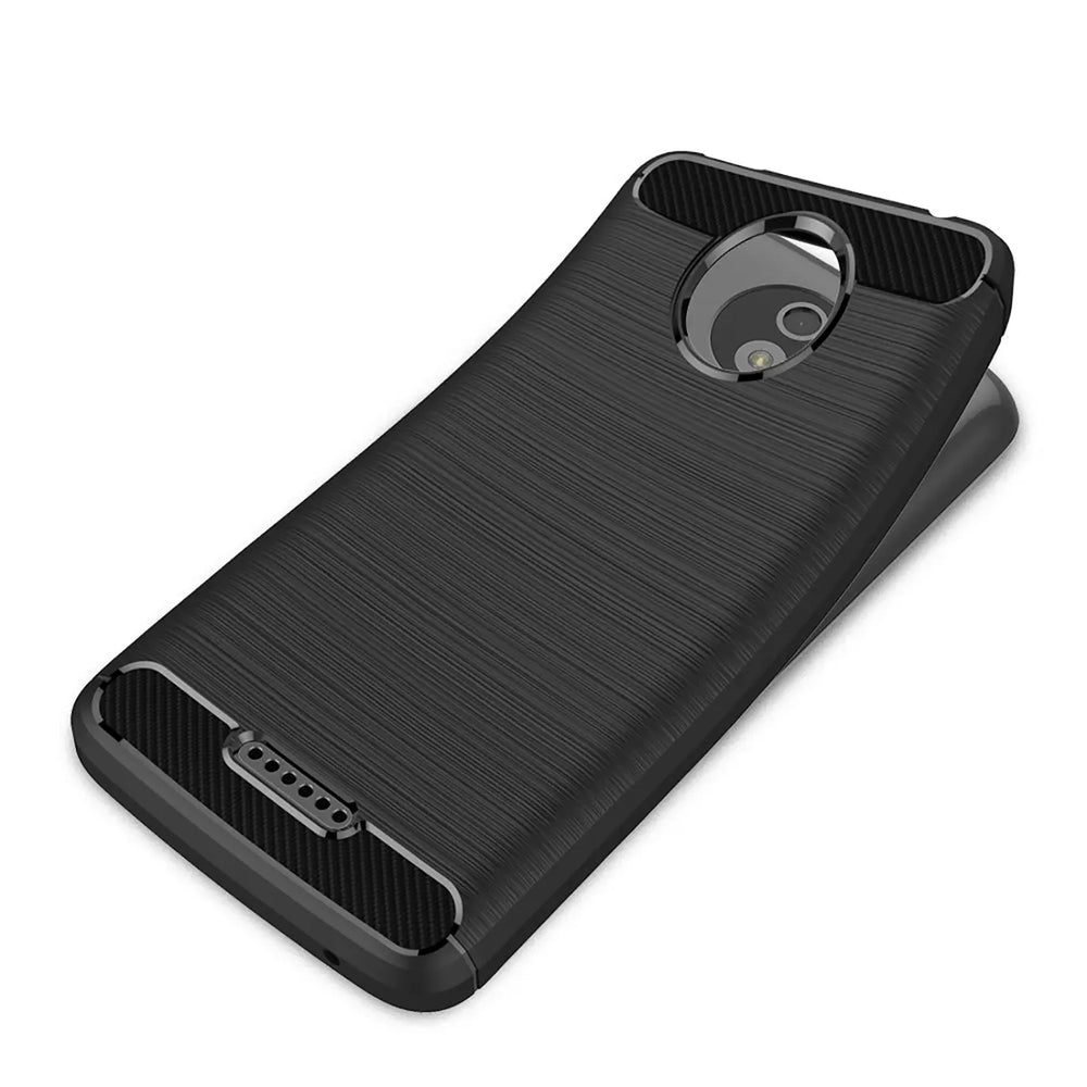 Schwarze Carbon-Hülle mit gebürsteter Oberfläche, von schräg oben, für Motorola Moto C Plus.