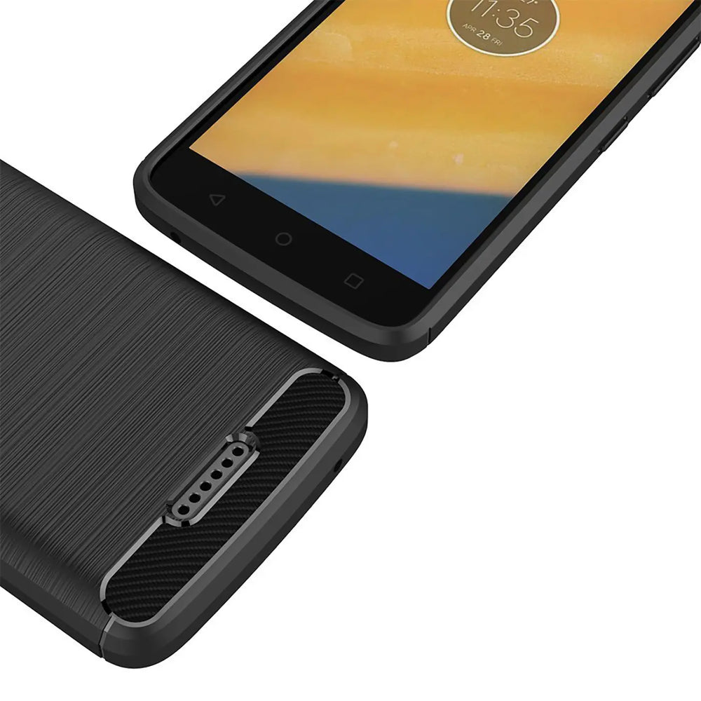 Schwarze Carbon-Hülle mit gebürsteter Textur, zeigt Motorola Moto C Plus von schräg oben.