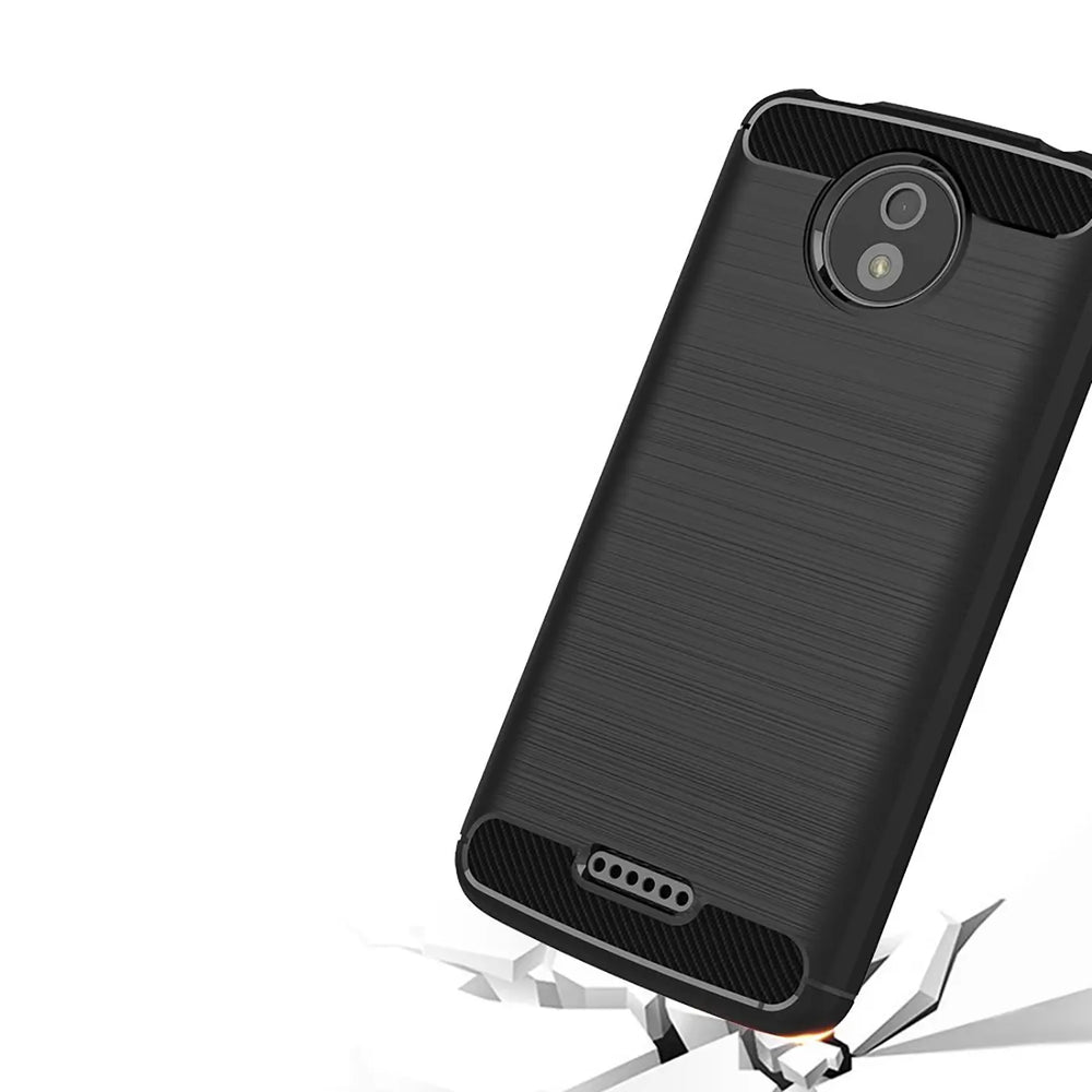 Schwarze Carbon-Hülle für Motorola Moto C Plus, von schräg unten gesehen.