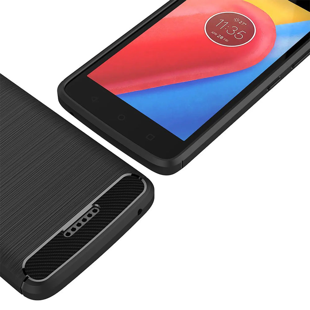 Schwarze Carbon-Hülle mit gebürsteter Textur, zeigt Motorola Moto C von schräg oben.