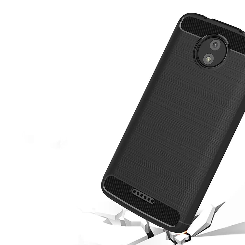 Schwarze Carbon-Hülle für Motorola Moto C, von schräg oben, stoßfest.