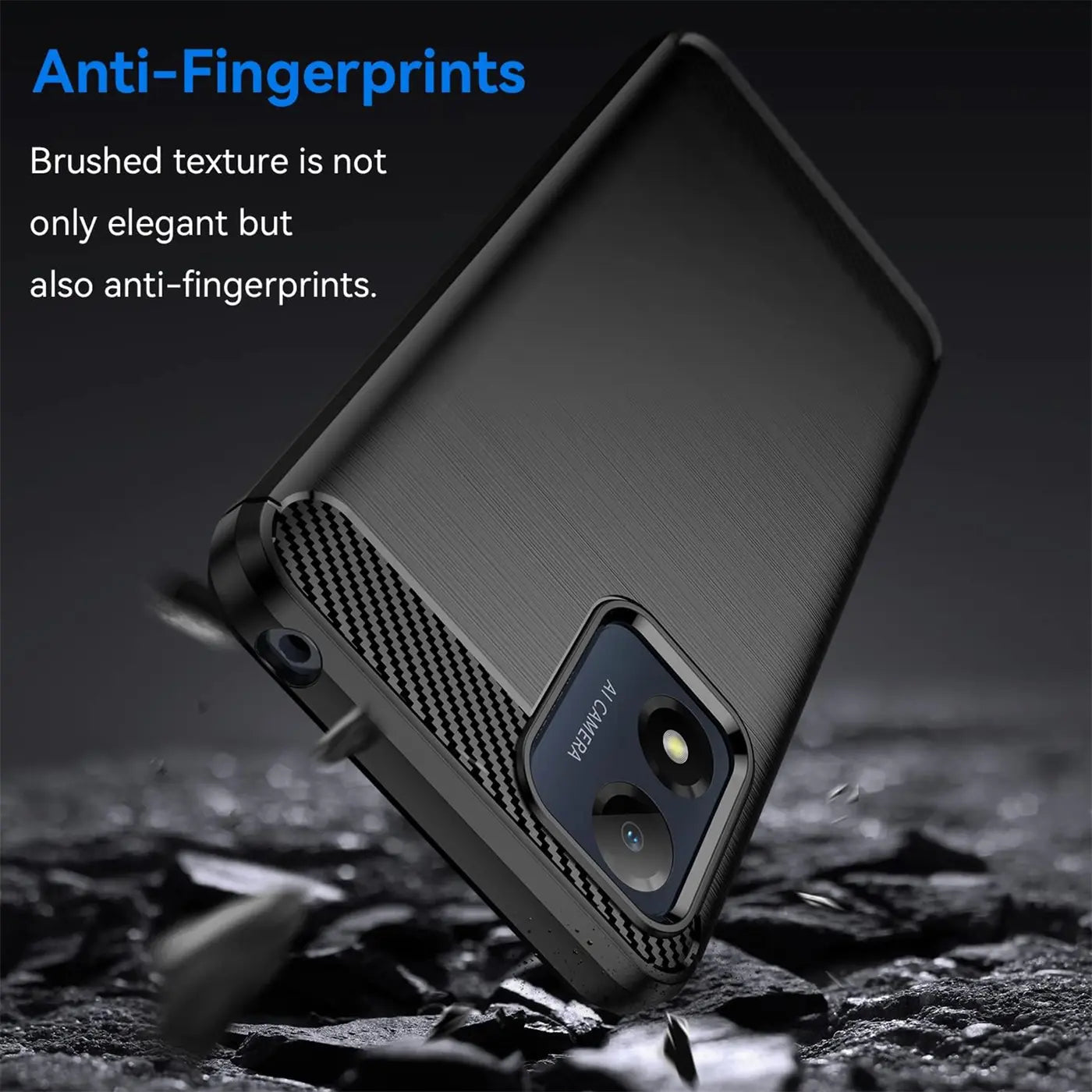 Schwarze Carbon-Hülle mit gebürsteter Textur, schräg von unten gezeigt, Motorola Moto E13.