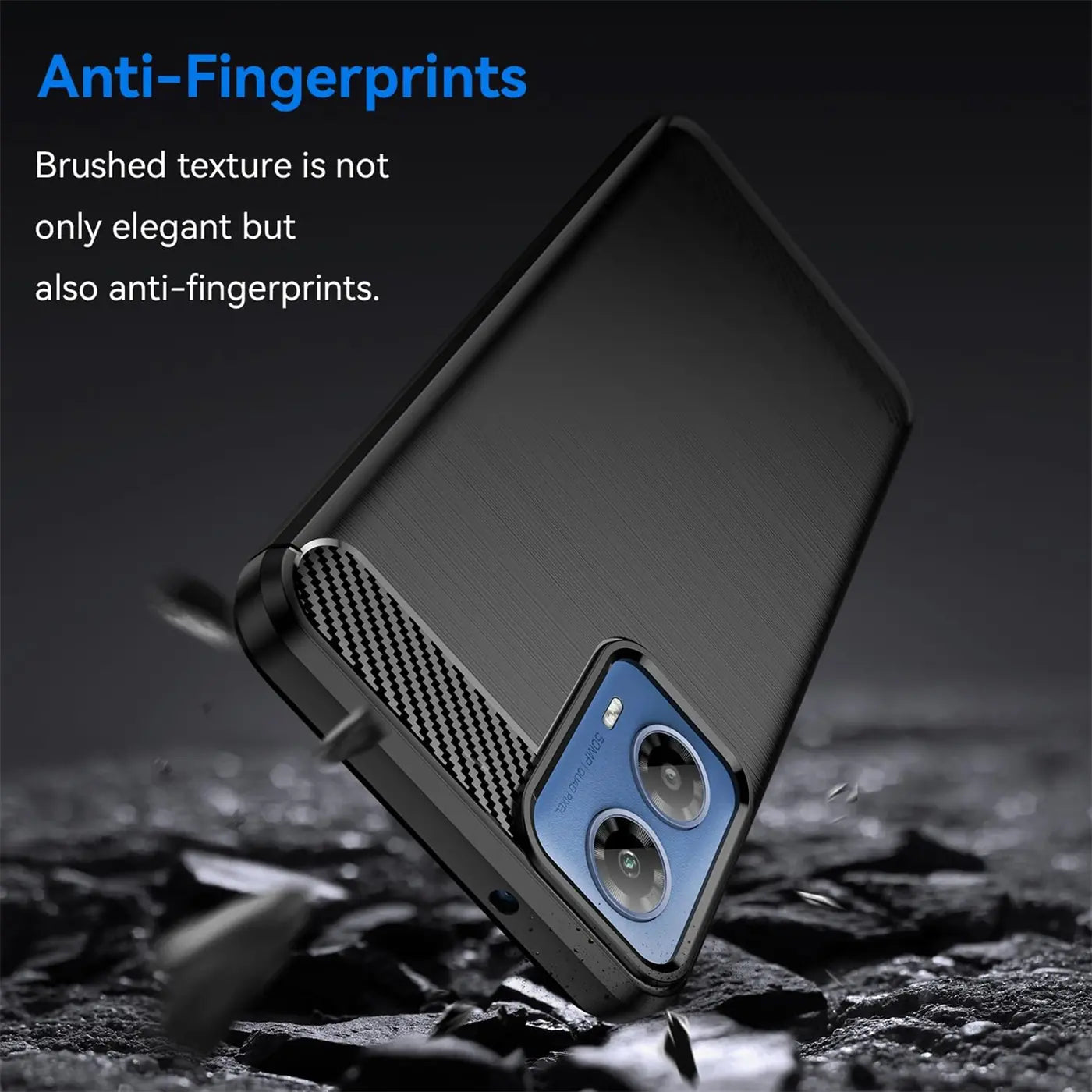 Schwarze Carbon-Hülle, von schräg unten, zeigt Motorola Moto G34 5G Kamera