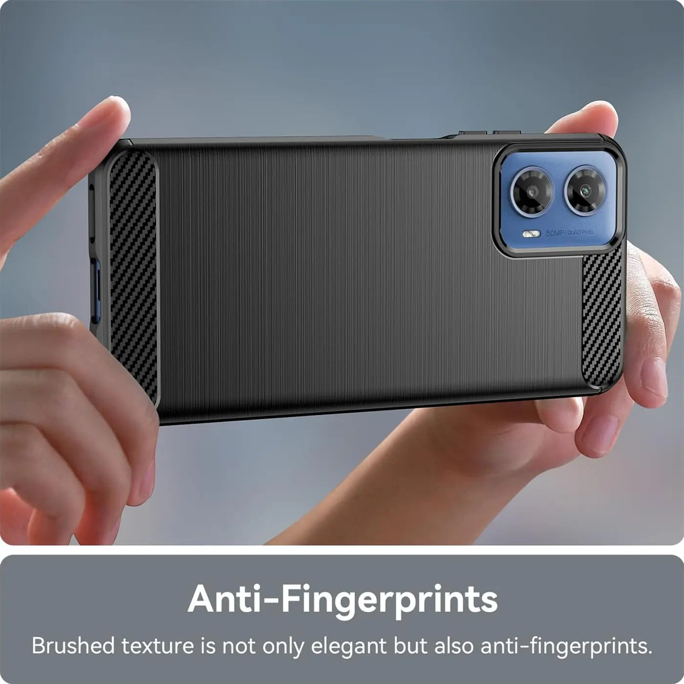 Schwarze Carbon-Hülle mit gebürsteter Textur, seitlich gehalten. Motorola Moto G34 5G erkennbar.