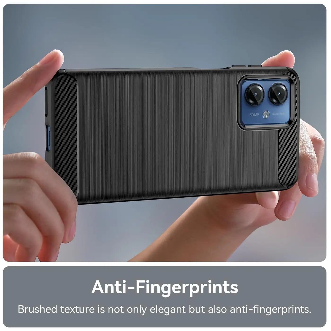 Schwarze Carbon-Hülle mit gebürsteter Textur, von hinten, hält ein Motorola Moto G54 5G.