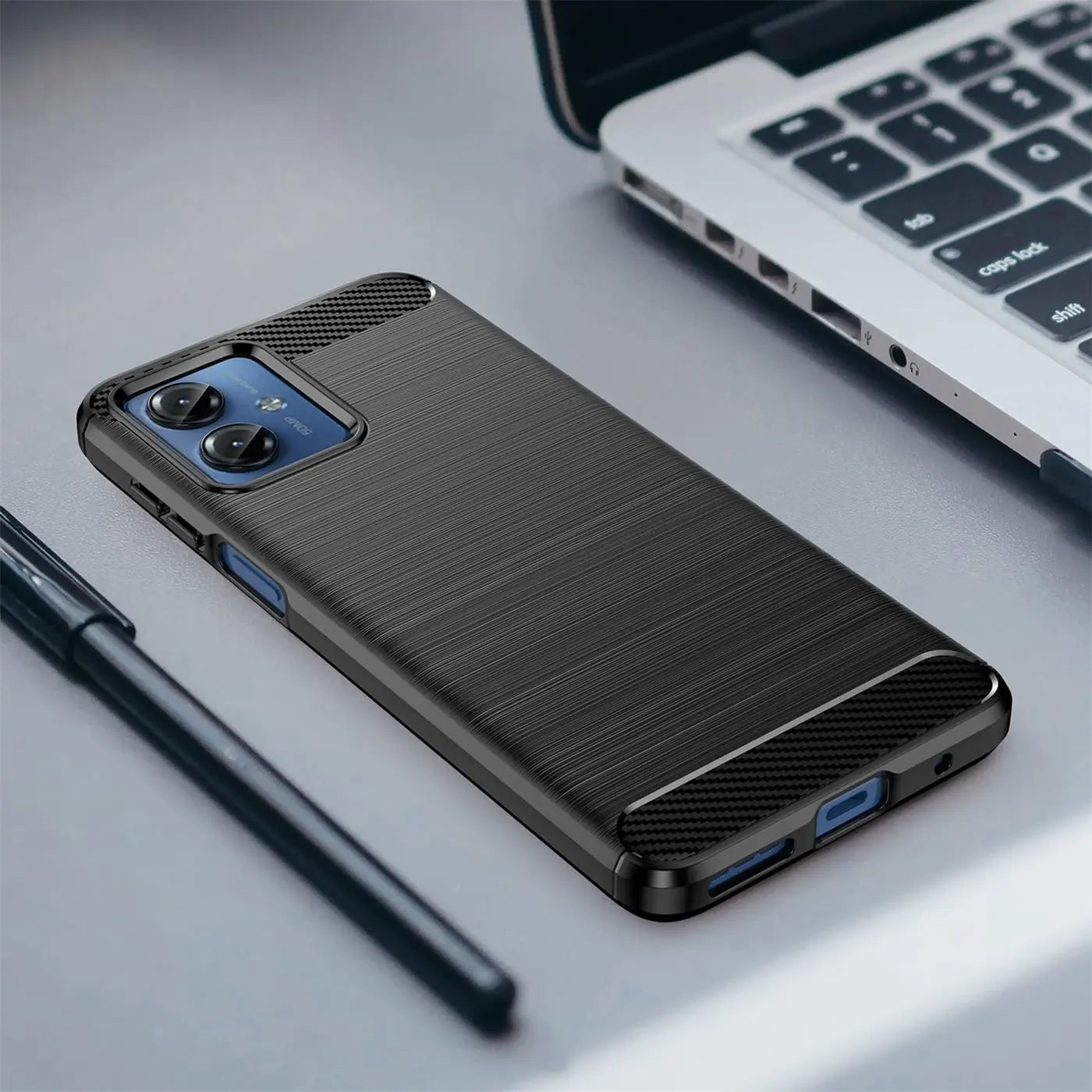 Schwarze Carbon-Hülle für Motorola Moto G54 5G, von schräg oben, mit Laptop.