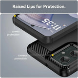 Schwarze Carbon-Hülle mit erhöhten Rändern für Motorola Moto G55 5G, Nahaufnahme.
