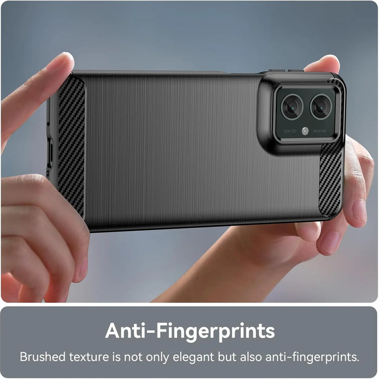 Graue Carbon-Hülle mit gebürsteter Textur für Motorola Moto G55 5G, von hinten gezeigt.