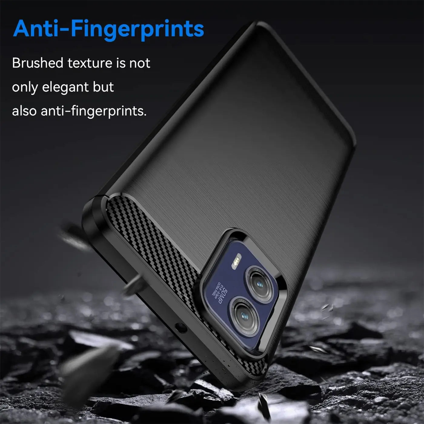Schwarze Carbon-Hülle mit gebürsteter Textur, seitlich abgebildet, schützt Motorola Moto G73 5G.