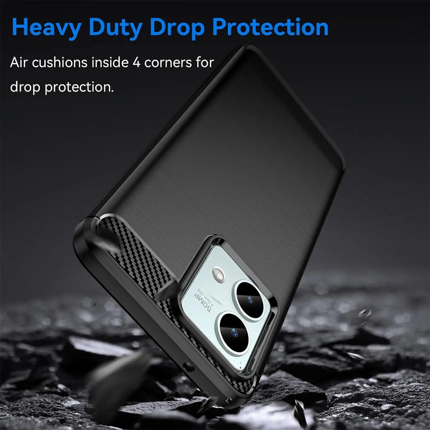 Schwarze Carbon-Hülle mit Motorola Moto G84 5G, von schräg unten gezeigt.
