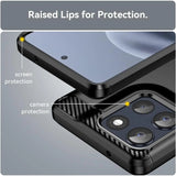 Schwarze Carbon-Hülle mit erhöhten Rändern für Display- und Kameraschutz an einem Motorola Moto G86 5G.