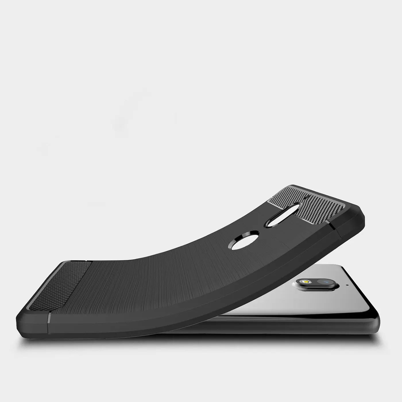 Schwarze Carbon-Hülle, seitliche Ansicht, auf Nokia 7 liegend.