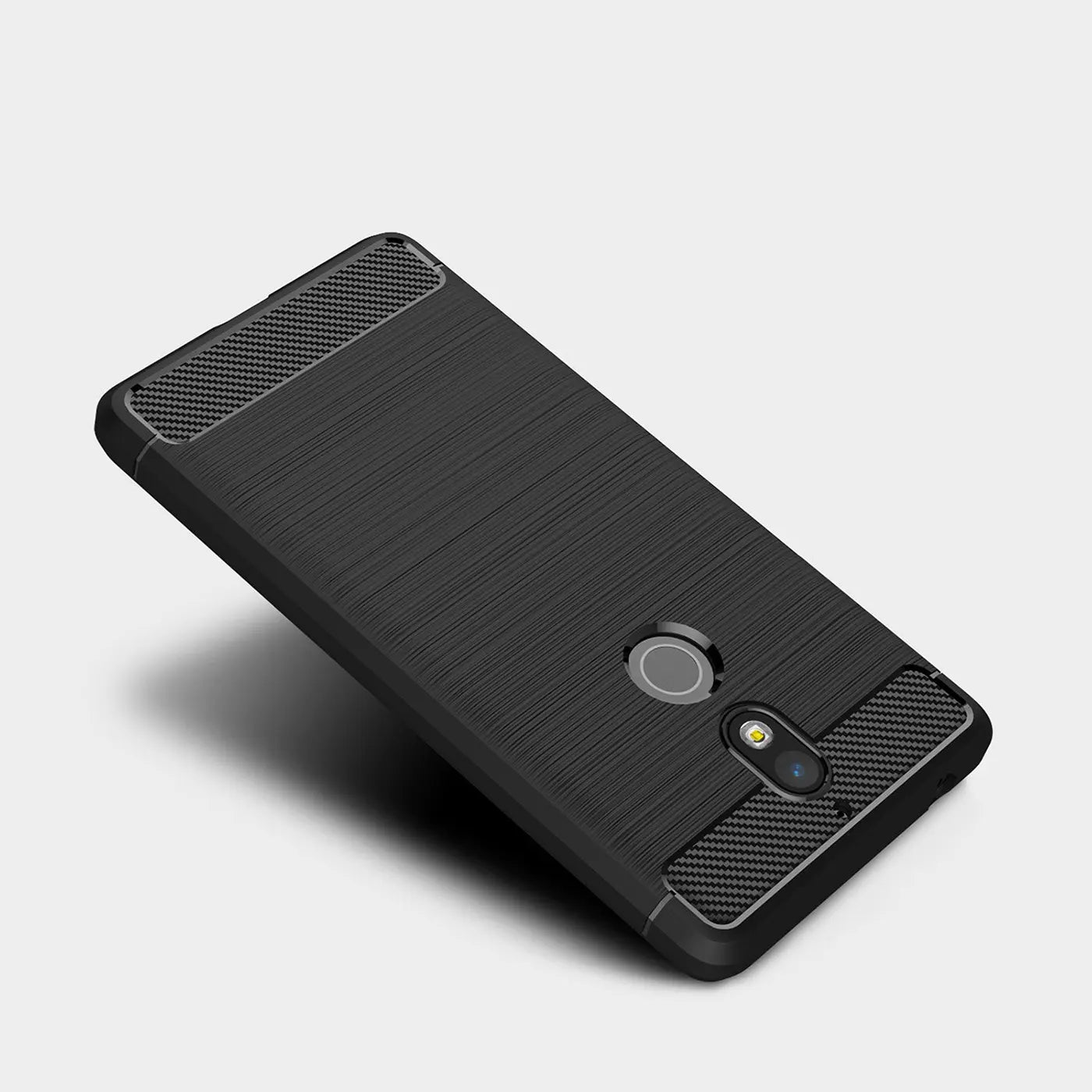 Schwarze Carbon-Hülle für Nokia 7, von schräg oben, mit gebürsteter Oberfläche.