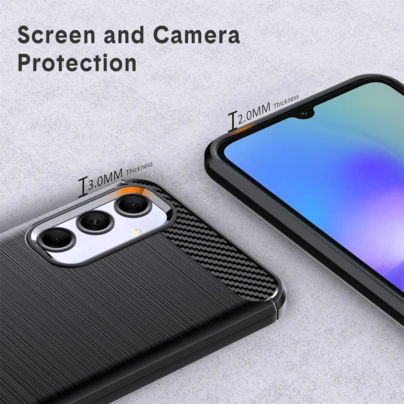 Schwarze Carbon-Hülle mit gebürsteter Textur, Nahaufnahme, zeigt Kamera und Bildschirm des Samsung Galaxy A05s.