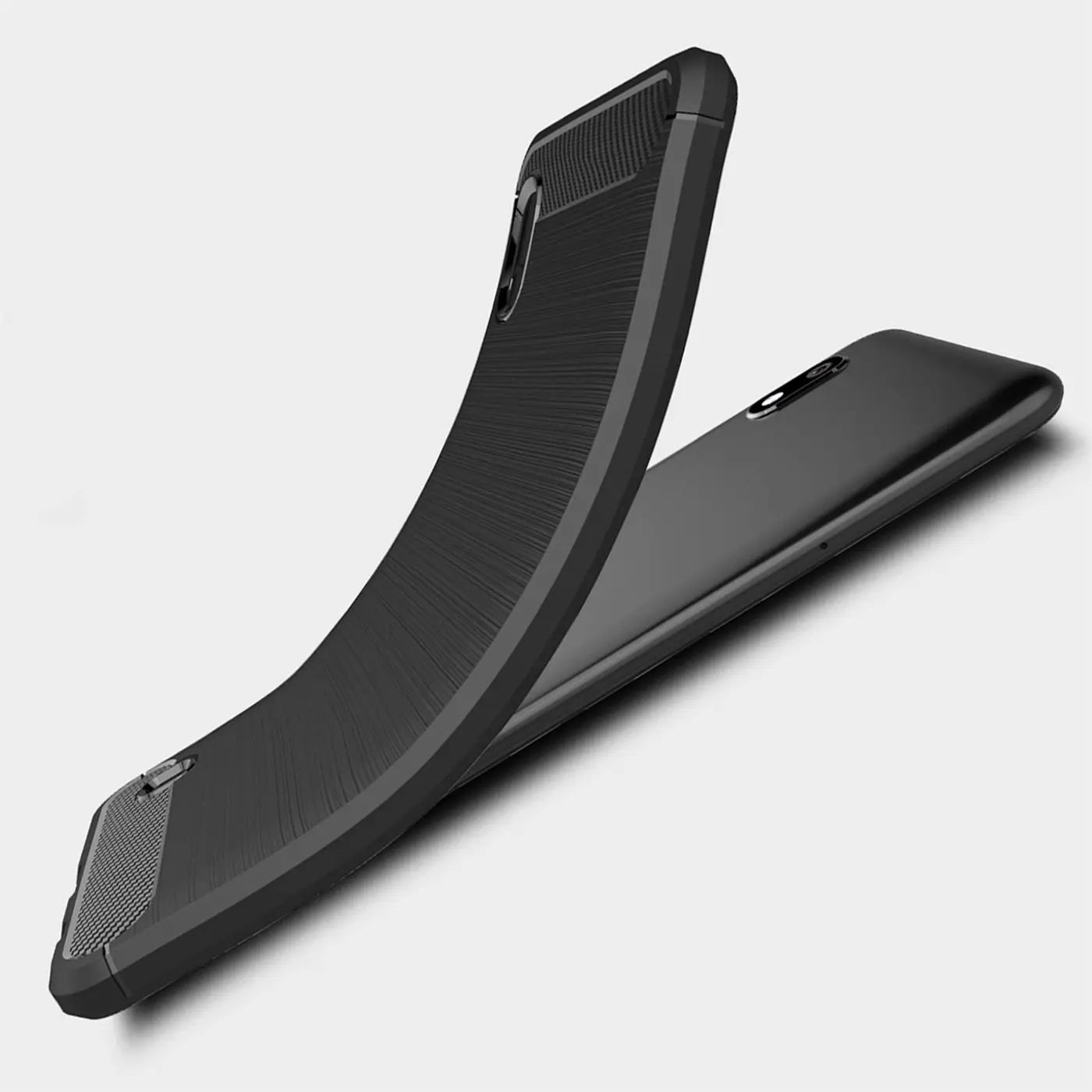 Schwarze Carbon-Hülle, gebogen, mit einem Samsung Galaxy A10 im Hintergrund.