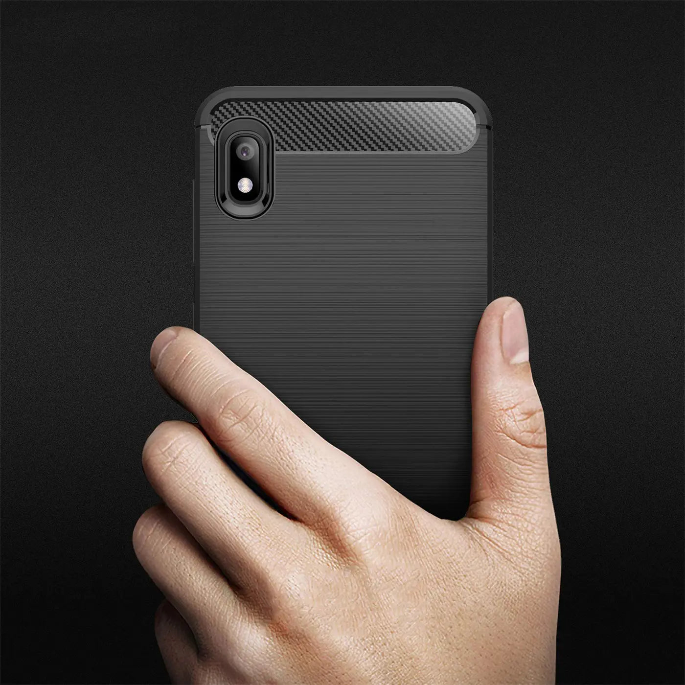 Schwarze Carbon-Hülle mit gebürsteter Textur, Rückansicht, gehalten von einer Hand, Samsung Galaxy A10.