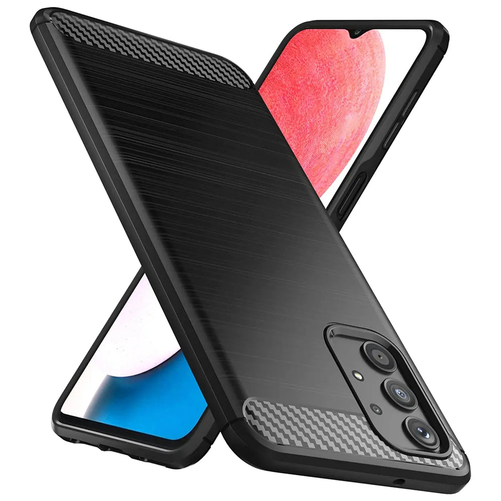 Schwarze Carbon-Hülle, schräg von vorne, zeigt Samsung Galaxy A13 4G Rückseite.