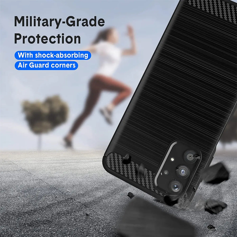 Schwarze Carbon-Hülle für Samsung Galaxy A13 4G, von schräg unten, mit Kamera.