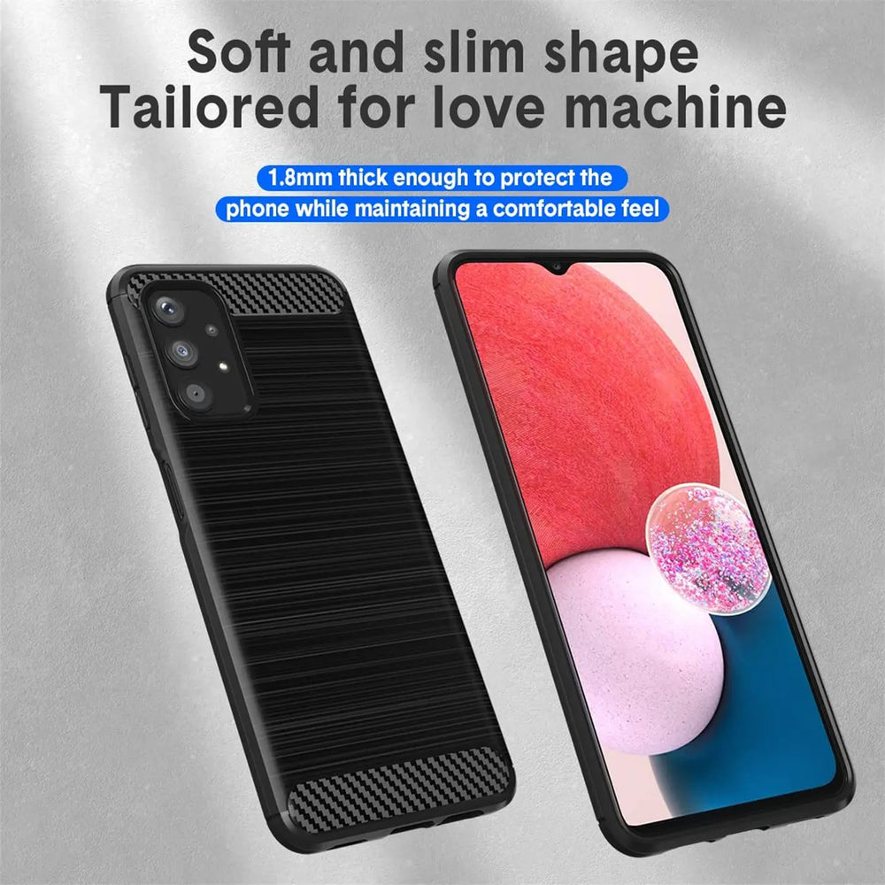Schwarze Carbon-Hülle mit gebürsteter Textur, von vorne und hinten gezeigt, mit Samsung Galaxy A13 4G.