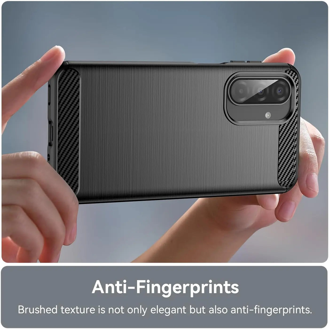 Schwarze Carbon-Hülle mit gebürsteter Textur, von hinten gezeigt, hält ein Samsung Galaxy A17 5G.