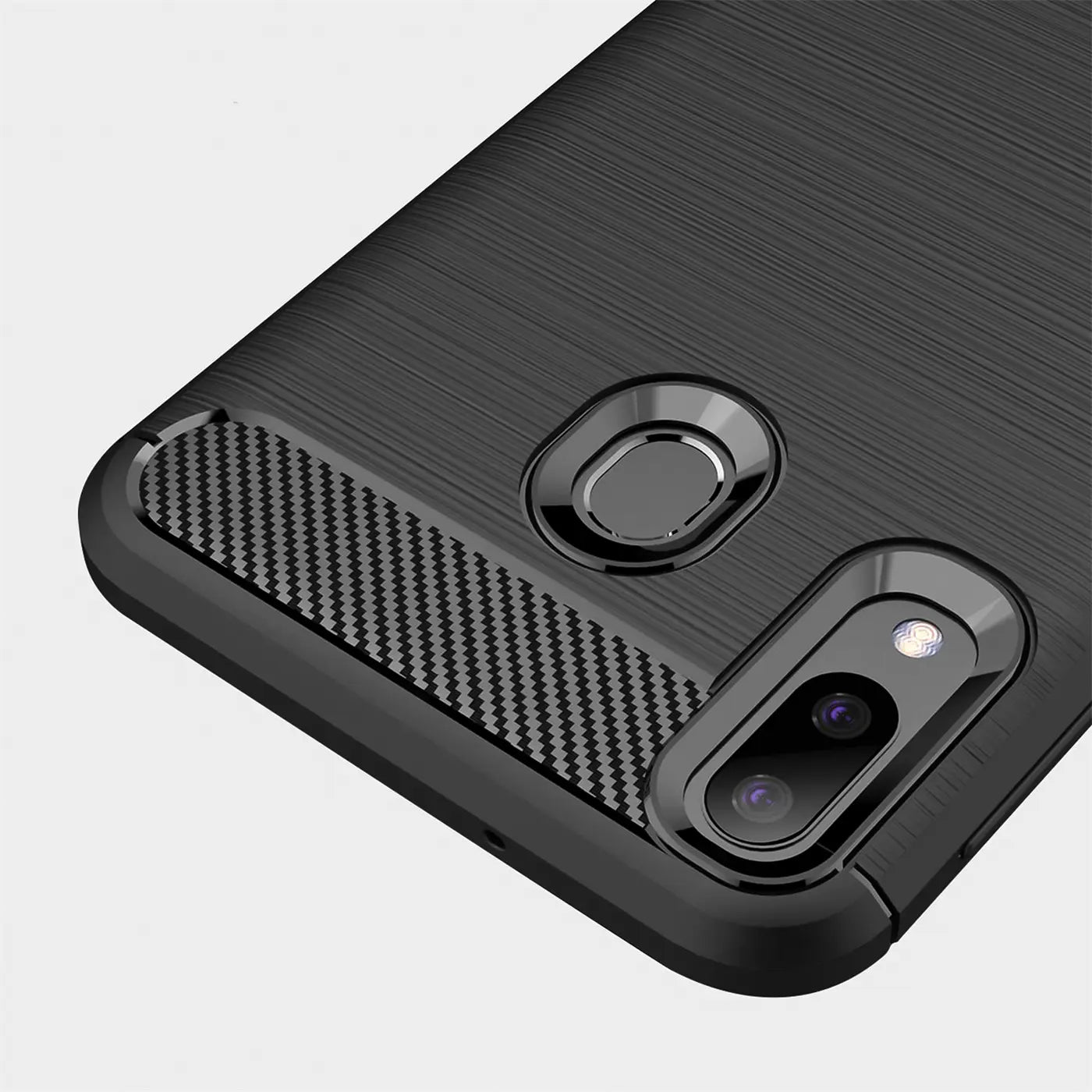 Schwarze Carbon-Hülle, Nahaufnahme, Rückseite eines Samsung Galaxy A20e mit Kamera und Fingerabdrucksensor